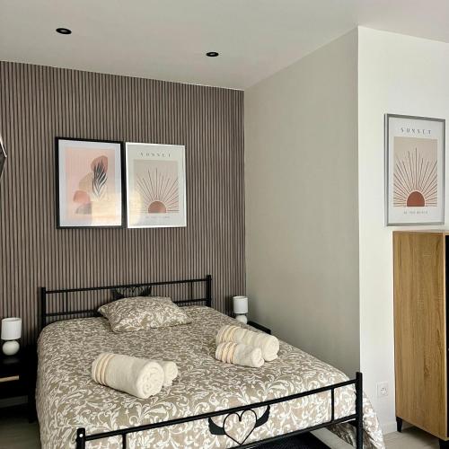 une chambre avec un lit avec deux oreillers dessus dans l'établissement Paul Bert-2 studio avec extérieur privatif, à Cambrai