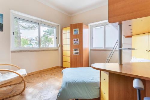 Camera piccola con letto e 2 finestre di Casa dos Malmequeres a Sintra