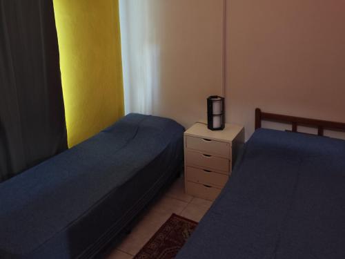 a bedroom with two beds and a tv on a night stand at Alojamiento temporario Bordon in San Salvador