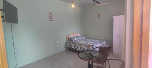 a room with a bed and a table and a chair at Casa de Juanita in Cajamarca