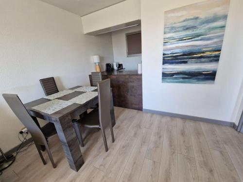 Cozy 1 Br with a seaview, AC, Pool and Parking