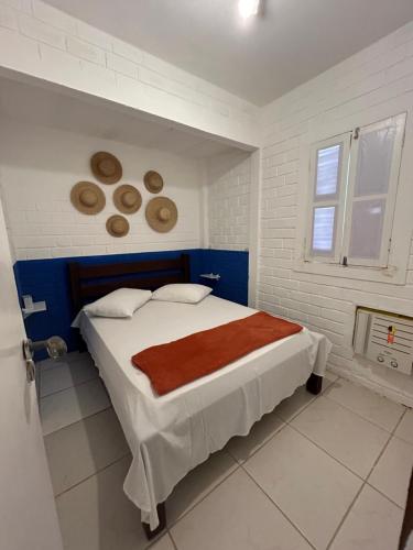 ein Schlafzimmer mit einem großen Bett und einem Fenster in der Unterkunft Serrambi Paradise in Porto De Galinhas