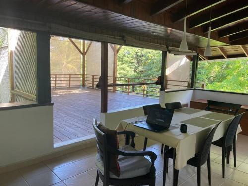 - une salle à manger avec une table et un ordinateur portable dans l'établissement Villa Los Cerros, hermosa villa familiar, colina en el bosque y la playa, à La Pared