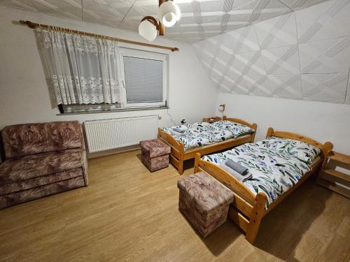 Tempat tidur dalam kamar di Chata Růžovka v Jeseníkách