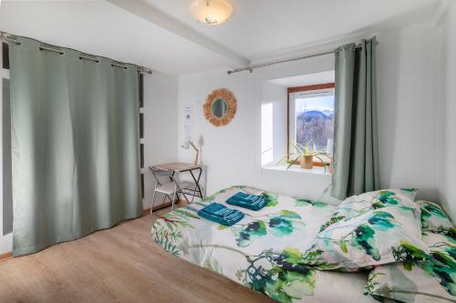 a bedroom with a bed and a window at Chambres d'hôtes Chez Barbara in Tardets-Sorholus