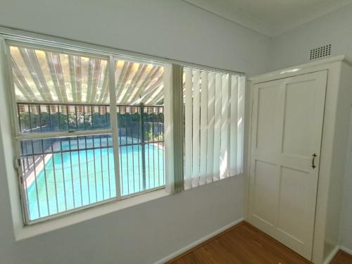 Kolam renang di atau dekat dengan King Room in Carlingford with Swimming Pool - C5