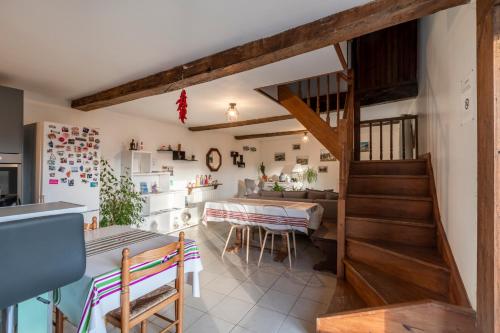 une cuisine et une salle à manger avec un escalier et une table dans l'établissement Chambres d'hôtes Chez Barbara, à Tardets-Sorholus