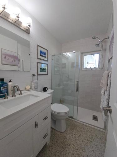 Et badeværelse på Sophisticated Charm in St Pete