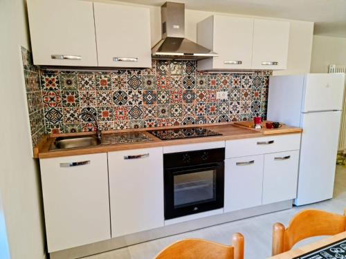 Kuchyň nebo kuchyňský kout v ubytování Spacious studio apartment 45m2