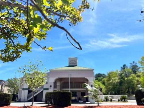 a building with a blue sky in the background at Country Hearth Inn & Suites Augusta in Augusta
