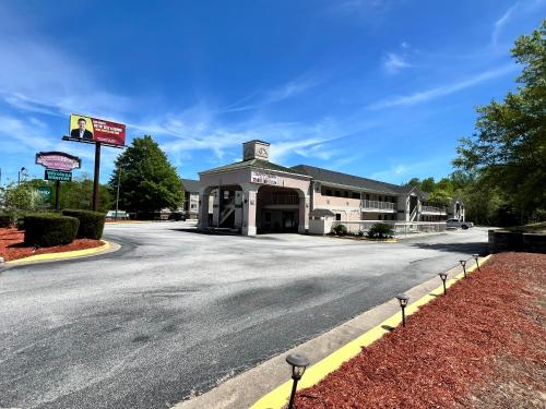 a building on the side of a road at Country Hearth Inn & Suites Augusta in Augusta