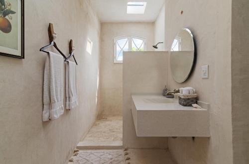 a bathroom with a sink and a mirror at Casa Damiana in Mérida