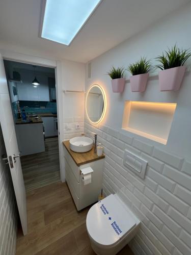 APARTAMENTO NUEVO CÉNTRICO en PRIMERA Línea de playa con vistas al Mar, Piscina, aire acondicionado y wifi