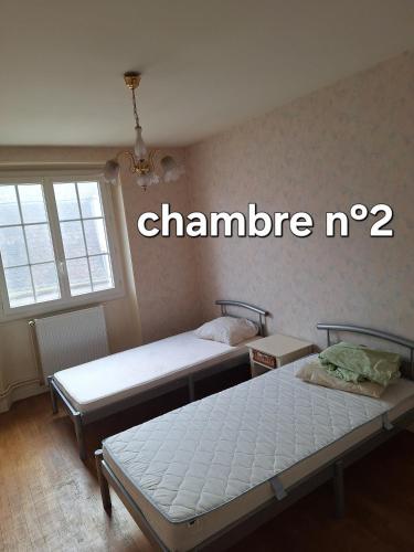 - 2 lits dans une chambre avec les mots « chambre no ». dans l'établissement Gîte 6 personnes, à La Souterraine