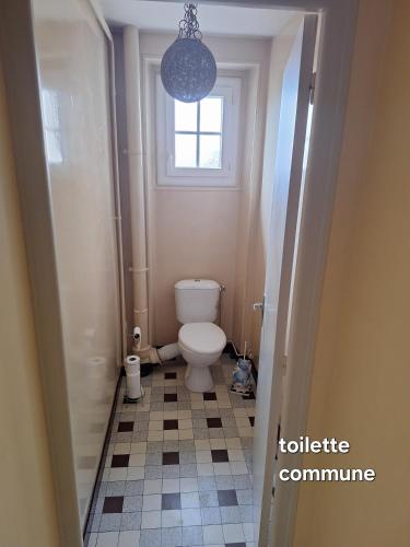 une salle de bain avec toilettes et fenêtre dans l'établissement Gîte 6 personnes, à La Souterraine