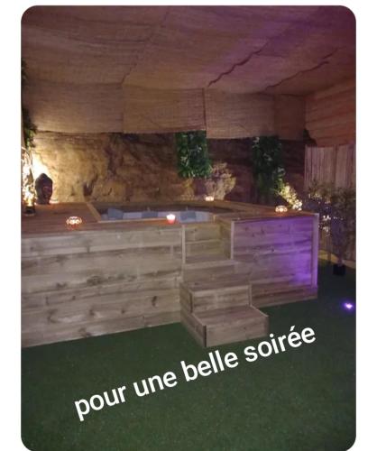 - un bain à remous dans la chambre dans l'établissement Nid d amoureux, à La Roque-Gageac