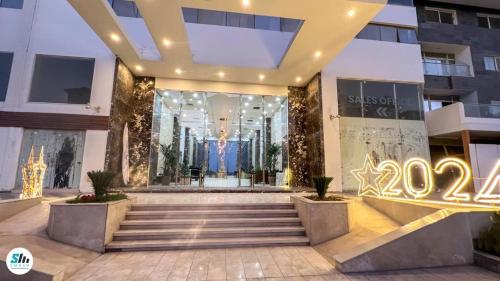 un bâtiment avec une enseigne devant lui dans l'établissement Scandic Resort Hurghada, à Hurghada