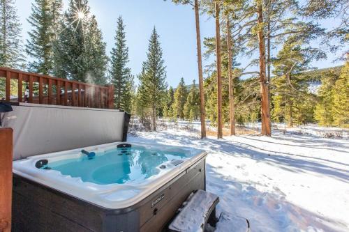 Modern A Frame in Breck with Spa, Sauna, Views v zimě