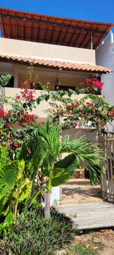 a house with a bunch of red and white flowers at Dunas de Jeri in Jericoacoara