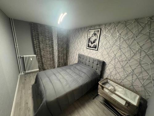 une chambre avec un grand lit et un mur dans l'établissement Appartement neuve avec jacuzzi, à Orléans