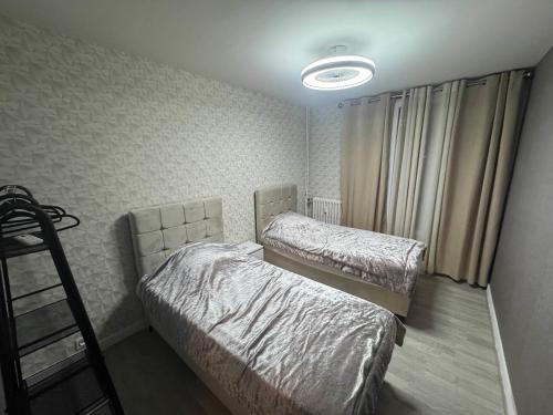 - une chambre avec deux lits et une lumière dans l'établissement Appartement neuve avec jacuzzi, à Orléans
