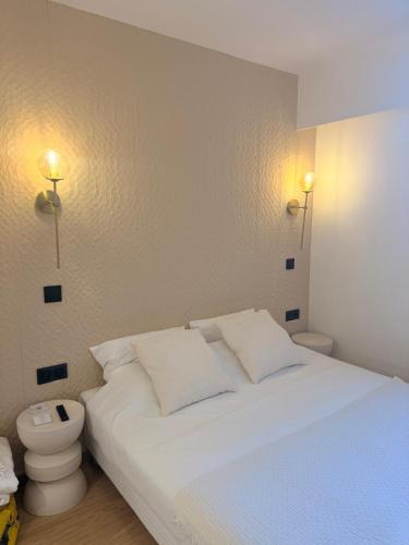 - une chambre avec un lit blanc et des toilettes dans l'établissement Luxury 2 chambres Center of Cannes - Croisette, à Cannes