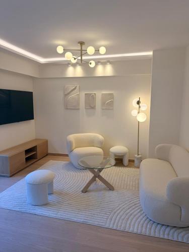 - un salon avec deux chaises et une télévision à écran plat dans l'établissement Luxury 2 chambres Center of Cannes - Croisette, à Cannes