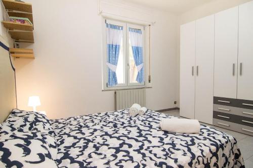 een slaapkamer met een bed en een raam bij Fra i Cavalieri e i Miracoli a 2 passi da tutto in Pisa