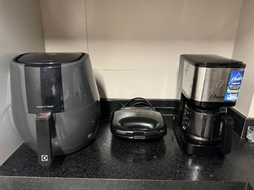 a coffee maker and a blender on a counter at Lindo terraço perto do mar in João Pessoa