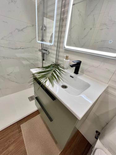 Bilik mandi di Callao Ocean View Luxury, air condition, wifi