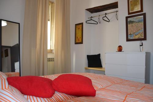 A bed or beds in a room at Appartamento Clementini