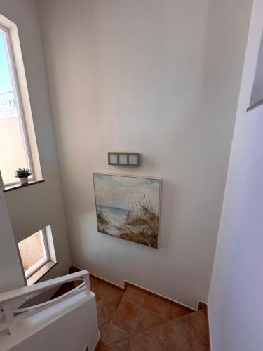 ルースにあるOCEAN VIEW VILLA BELAMARの壁画のある階段