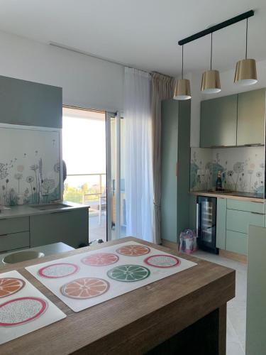 - une cuisine avec un grand lit dans une chambre dans l'établissement Appartement d'exception vue mer Nice Blue Pearl, à Nice