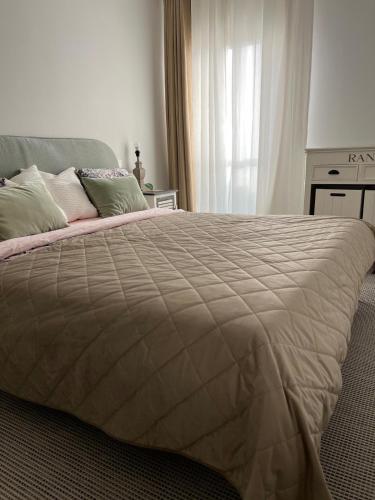 - une chambre avec un grand lit et une couverture dans l'établissement Appartement d'exception vue mer Nice Blue Pearl, à Nice