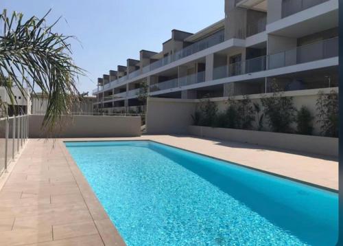une piscine devant un immeuble dans l'établissement Appartement d'exception vue mer Nice Blue Pearl, à Nice
