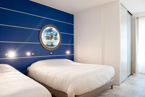Postel nebo postele na pokoji v ubytování Hôtel Le Dauphin