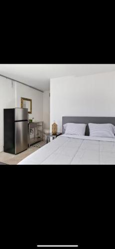 En eller flere senge i et værelse på GreyLUXstudio