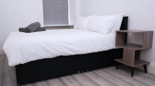 Ένα ή περισσότερα κρεβάτια σε δωμάτιο στο Newly refurbished 2 bed !