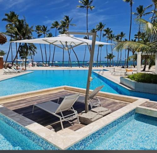 Bazén v ubytování Playa Coral Punta Cana new dream beach nebo v jeho okolí