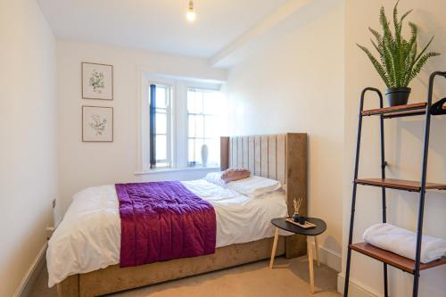 a bedroom with a bed and a window at Bury 2 Bedroom 1 Bathroom in Town Center Sleeps 4 in Bury
