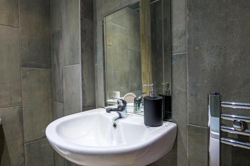 a white sink in a bathroom with a mirror at Bury 2 Bedroom 1 Bathroom in Town Center Sleeps 4 in Bury