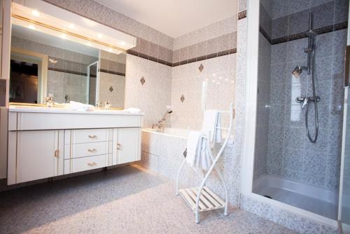 Ett badrum på Hôtel Losset