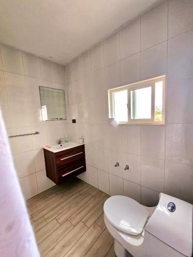 a bathroom with a toilet and a sink at Hostal Florida Valpo in Valparaíso