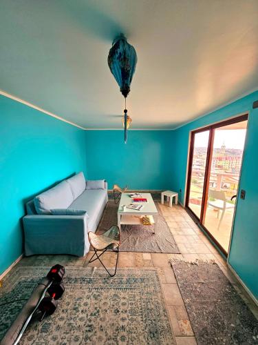 a living room with a couch and a table at Hostal Florida Valpo in Valparaíso