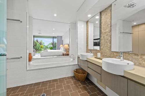 Koupelna v ubytování Byron Bay Accom Beach House Vue 4 Byron Bay