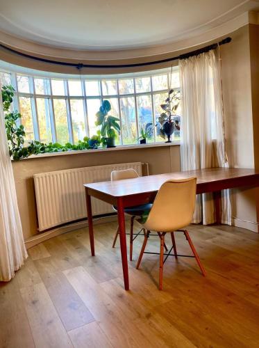 un tavolo e due sedie in una stanza con una finestra di Oskars Cabin a Reykjavik