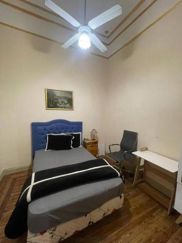 Un dormitorio con una cama y un ventilador de techo. en Beautiful stay in Abasto-Recoleta-D-B, en Buenos Aires