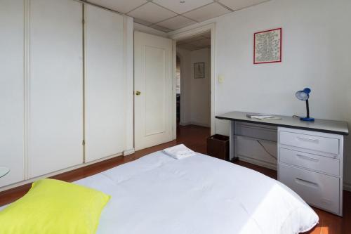Postel nebo postele na pokoji v ubytování Bright apartment, 2 bedrooms, sensational view