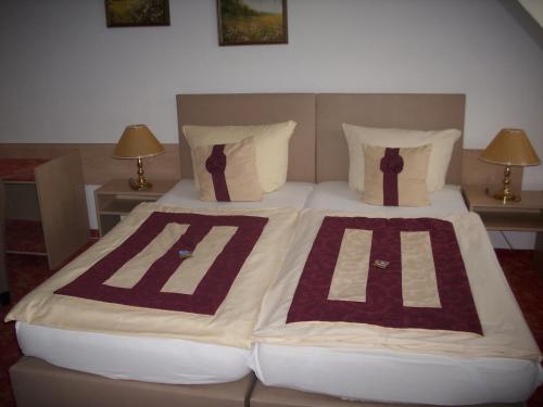 Ein Bett oder Betten in einem Zimmer der Unterkunft Altstadthotel "Garni" Grimma