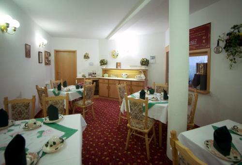 un restaurante con mesas y sillas en una habitación en Altstadthotel "Garni" Grimma, en Grimma